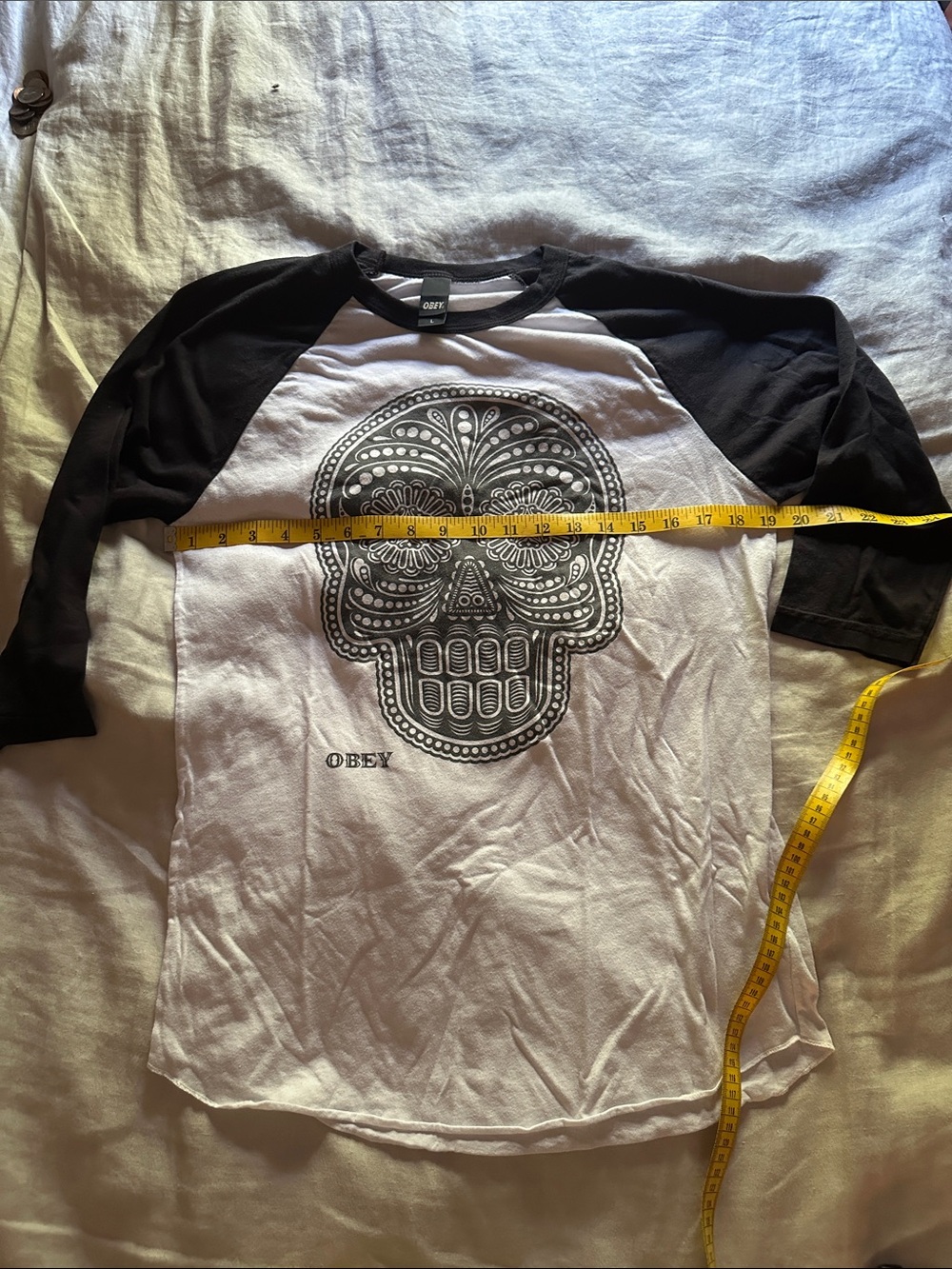 Obey Men’s Black & White Raglan Skull Graphic Tee Size L